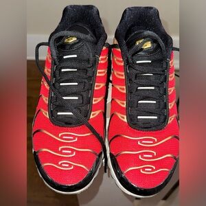 WMNS AIR MAX PLUS
UNIVERSITY RED/METALLIC GOLD
UNIVERSITE ROUGE/OR METALLIQUE